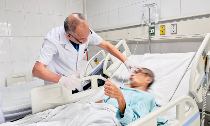 PGS Hà thăm khám cho bệnh nhân sau phẫu thuật. Ảnh: Thanh Ngọc