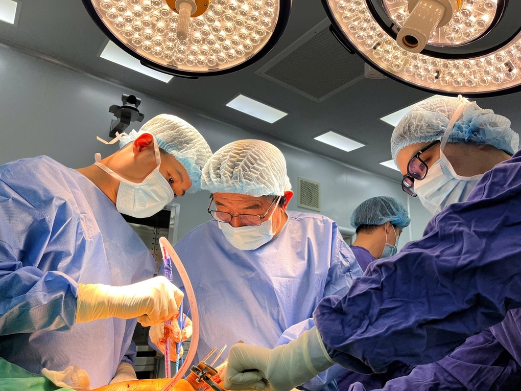 Ca mổ thay cùng lúc hai khớp gối, cắt cơn đau hơn 10 năm cho bệnh nhân 67 tuổi - 1