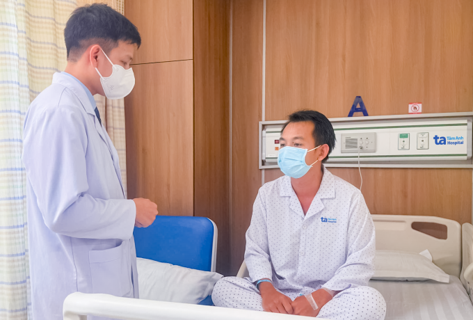 ThS.BS Võ Đăng Toàn, Trung tâm Nội soi và Phẫu thuật Nội soi Tiêu hóa, Bệnh viện Đa khoa Tâm Anh TP.HCM thăm khám cho một trong những người bệnh bị ngộ độc thực phẩm sau ăn bánh mì. Ảnh: Bệnh viện cung cấp