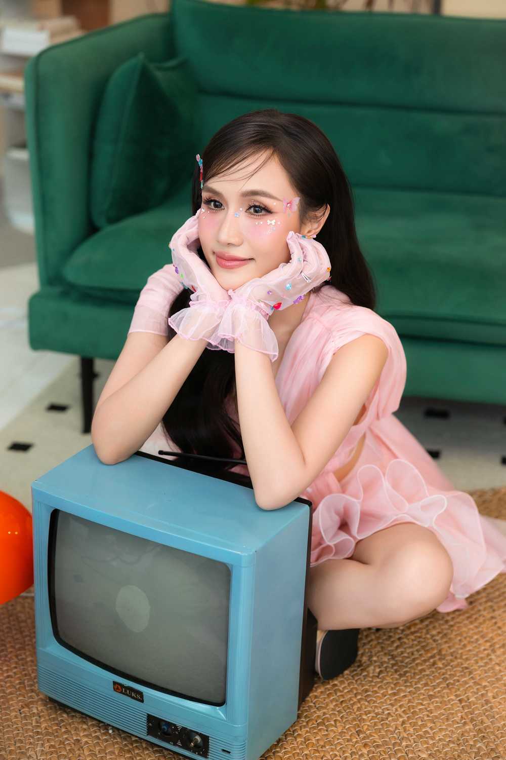 Phan Như Thùy thực hiện liền 8 MV cho 8 ca khúc mới.
Phan Như Thùy thực hiện liền 8 MV cho 8 ca khúc mới.