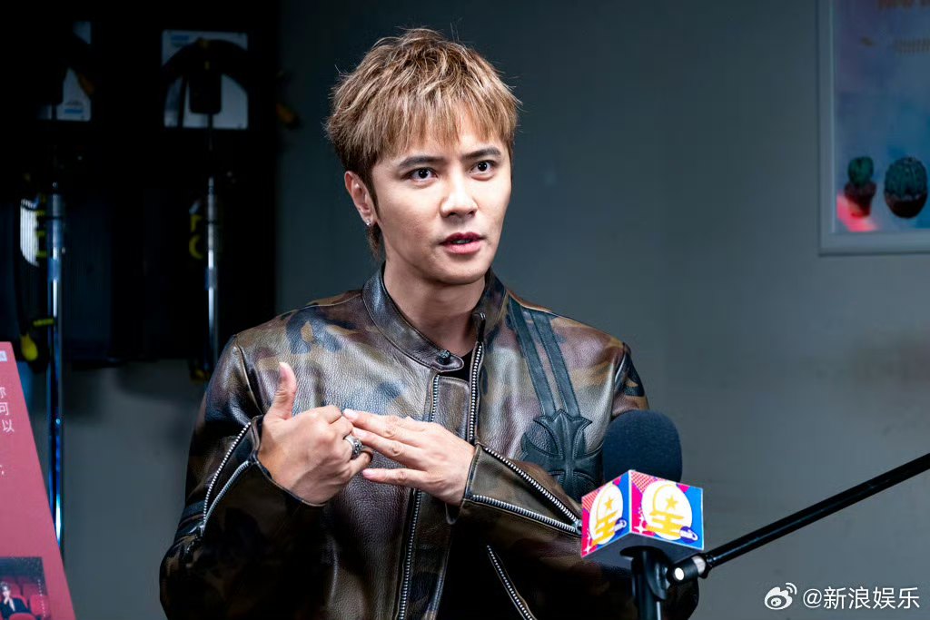 Ca sĩ T. bị cấm sóng: 