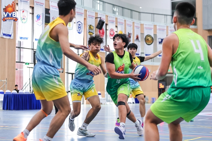 Cầu thủ của Tây Hồ (áo xanh lá cây) trong một pha tranh chấp bóng. Ảnh: VYB