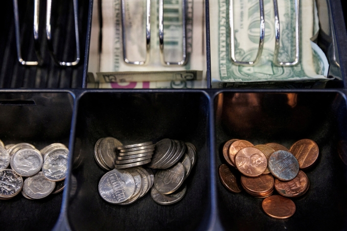 Tiền xu và tiền giấy trong ngăn kéo thu ngân tại cửa hàng QuikTrip ở Texas. Ảnh: Reuters