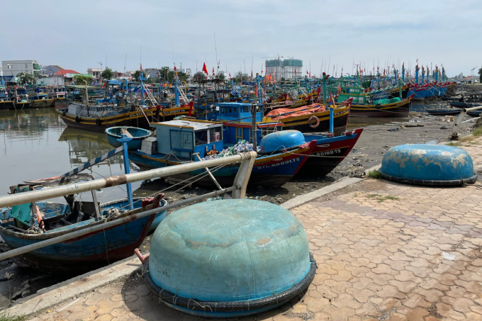 Tàu thuyền đang neo đậu trên bên sông Phan Thiết, trưa 27/11. Ảnh: Việt Quốc