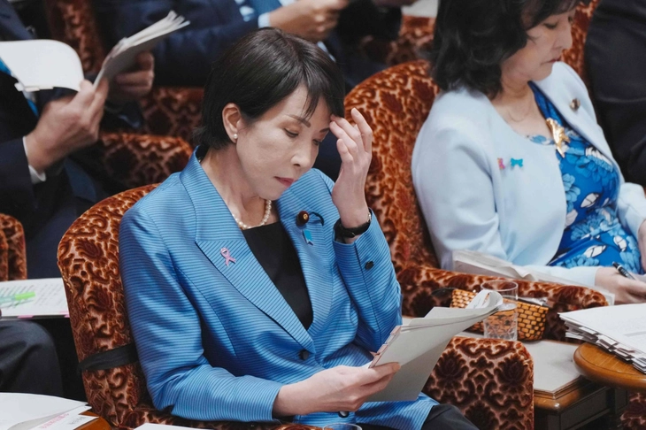 Các trợ lý lo ngại về cách làm việc 24/7 của Thủ tướng Nhật Bản - Ảnh 1.