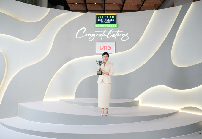 Bà Trần Xuân Ngọc Thảo, Giám đốc Nhân sự và Truyền thông VNG tại tại lễ trao giải do Anphabe tổ chức. Ảnh: VNG