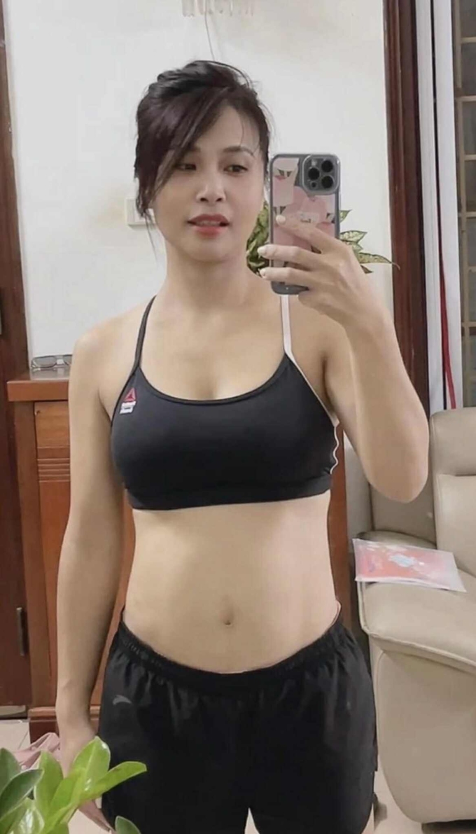 Vòng eo 70 cm của chị Hà vẫn duy trì hơn 10 năm, bất chấp nỗ lực tập luyện. Ảnh: Nhân vật cung cấp