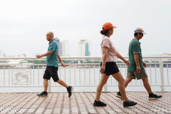 Vận động thường xuyên như đi bộ giúp tăng cường độ nhạy insulin và góp phần đốt cháy chất béo dự trữ trong gan. Ảnh: Nguyễn Đông