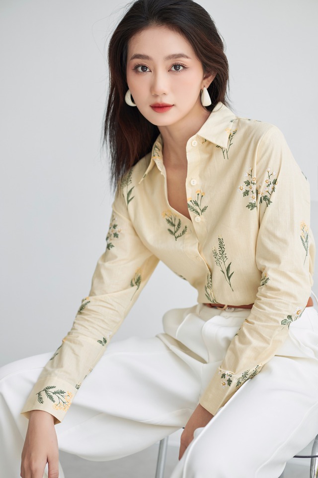 Cách diện áo sơ mi trơn, sơ mi họa tiết đặc sắc hơn thường ngày- Ảnh 1. Cách diện áo sơ mi trơn, sơ mi họa tiết đặc sắc hơn thường ngày- Ảnh 1.