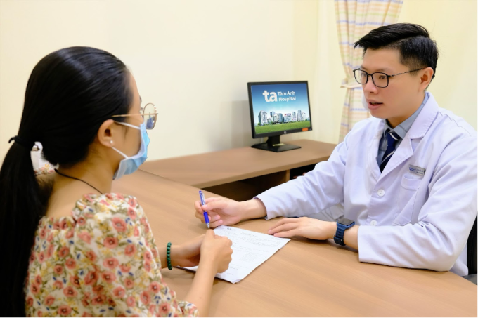Bác sĩ Sỹ tư vấn cho người bệnh. Ảnh minh họa: Bệnh viện Đa khoa Tâm Anh