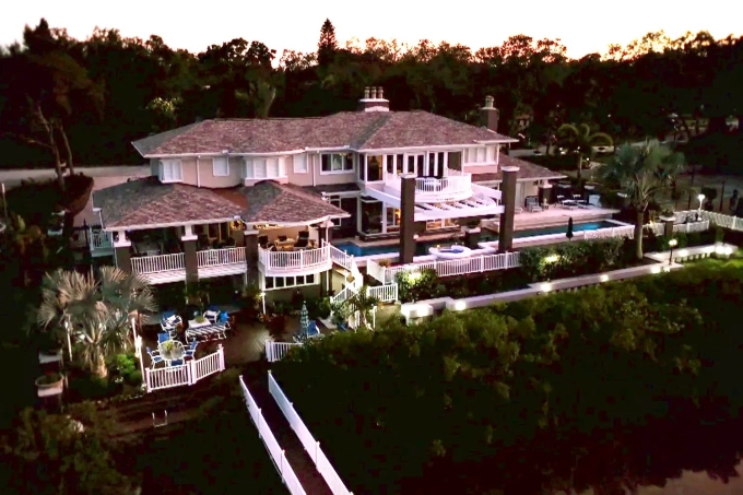 Dinh thự xa hoa của nhà Schwartz. Ảnh: NBC