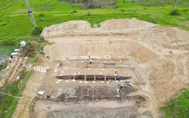 Cải tạo đất để nuôi cá, người dân phát hiện vật dài 17m màu vàng lạ, chuyên gia xác nhận báu vật 2.000 năm tuổi hiếm có trên thế giới- Ảnh 1.