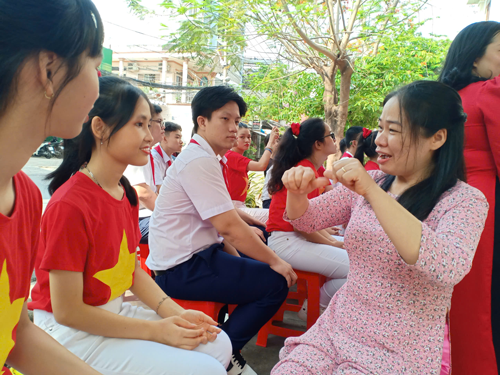 Cải thiện thu nhập cho giáo viên - Ảnh 1. Cải thiện thu nhập cho giáo viên - Ảnh 1.