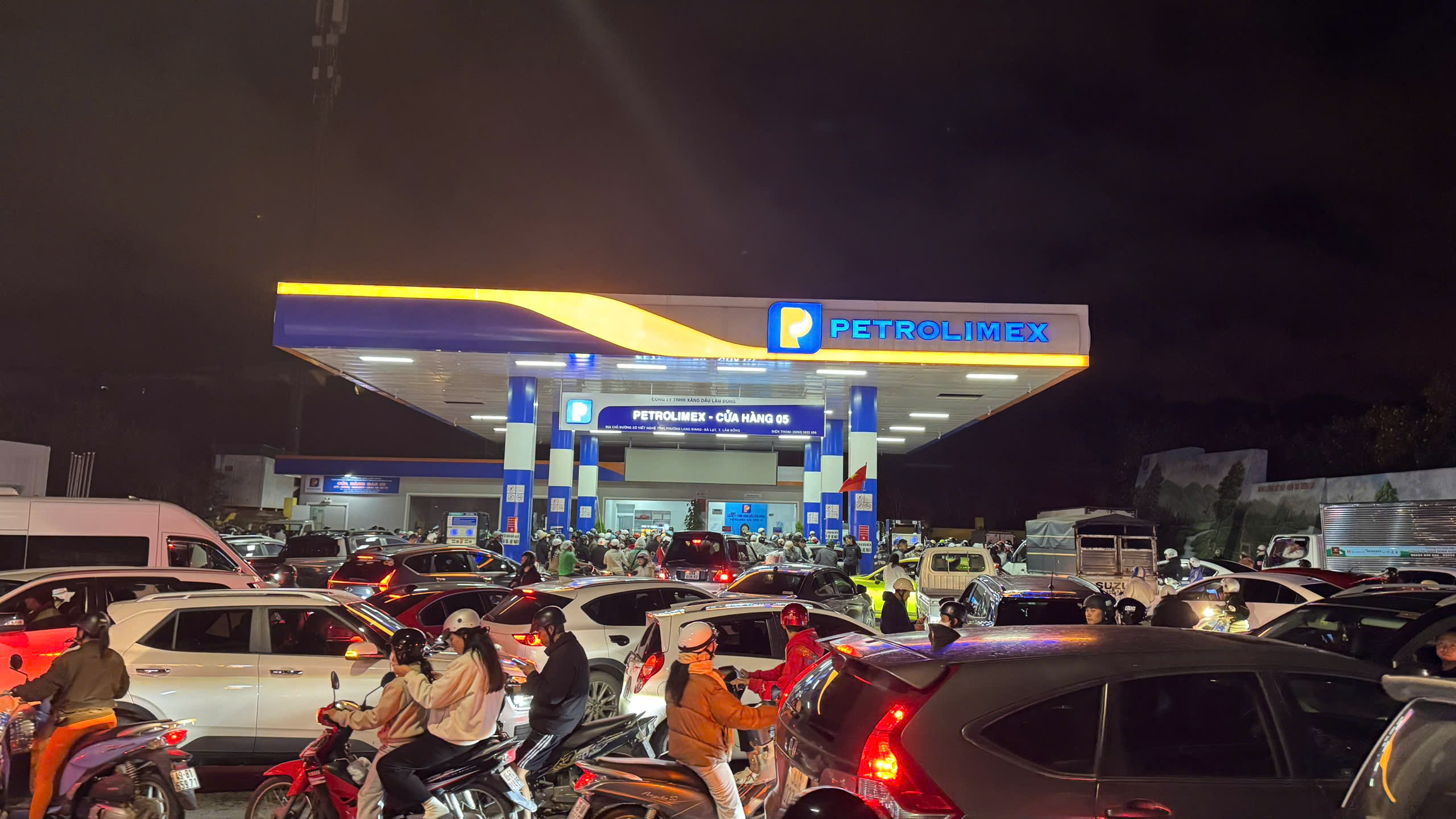 Cấm xe tải trên 3,5 tấn qua đèo Tà Nung, người Đà Lạt chen nhau mua xăng- Ảnh 1.