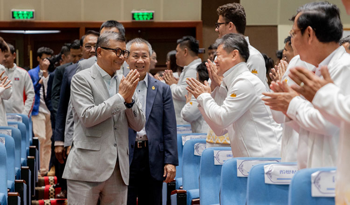 Bộ trưởng Bộ Giáo dục, Thanh niên và Thể Thao Campuchia Hang Chuon Naron (áo xám trái) gặp gỡ các VĐV, HLV tham dự SEA Games 33 tại Cung Hòa bình ở thủ đô Phnom Penh, Campuchia ngày 24/11/2025. Ảnh: Khmer Times.