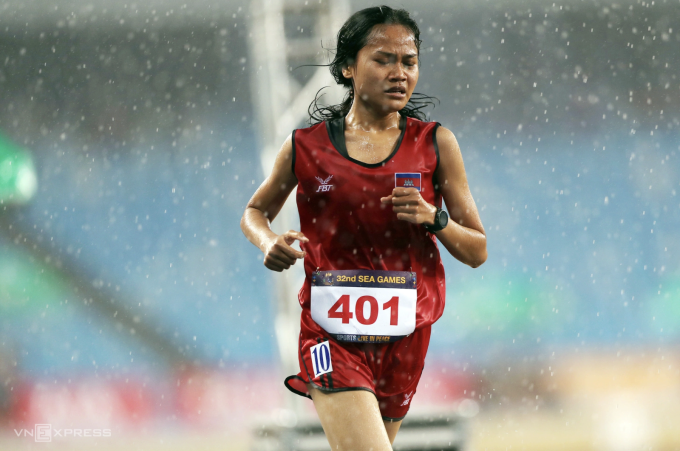 VĐV điền kinh Bou Samnang về đích cuối cùng ở cự ly chạy 5.000m nữ với thời gian 22 phút 54 giây 22 tại SEA Games 32, trên sân Morok Techo ở Phnom Penh, Campuchia, ngày 8/5/2023. Ảnh: Đức Đồng.