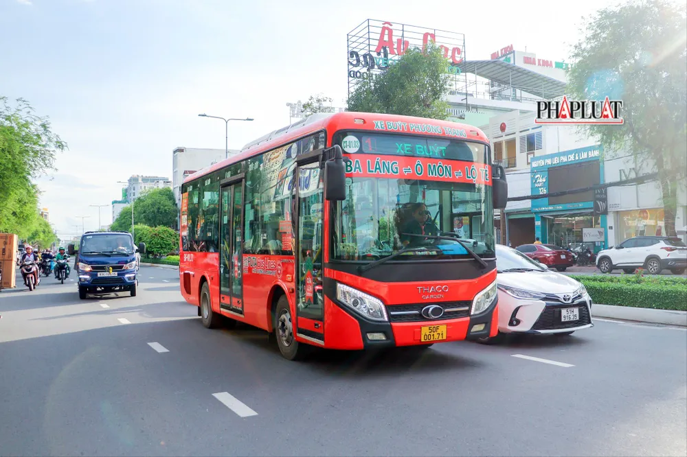 Cần Thơ hiện có 9 tuyến xe buýt nội thành đang hoạt động, cơ bản đã đáp ứng nhu cầu đi lại của người dân. Ảnh: CHÂU ANH Xe buýt Cần Thơ