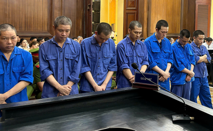 Bị cáo Nguyễn Tuấn Anh (ngoài cùng bên trái) và các bị cáo tại tòa. Ảnh: Bình Nguyên