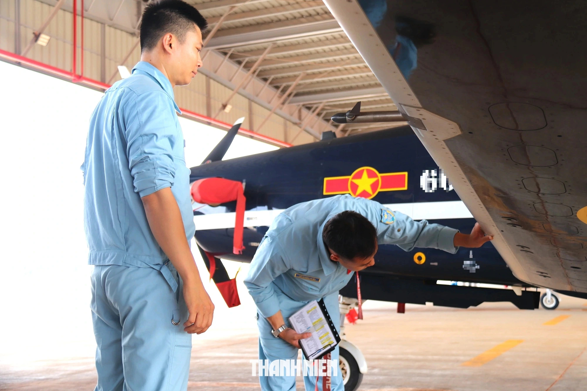 Cận cảnh Trung đoàn 920 đào tạo phi công ở sân bay Phan Thiết - Ảnh 5.