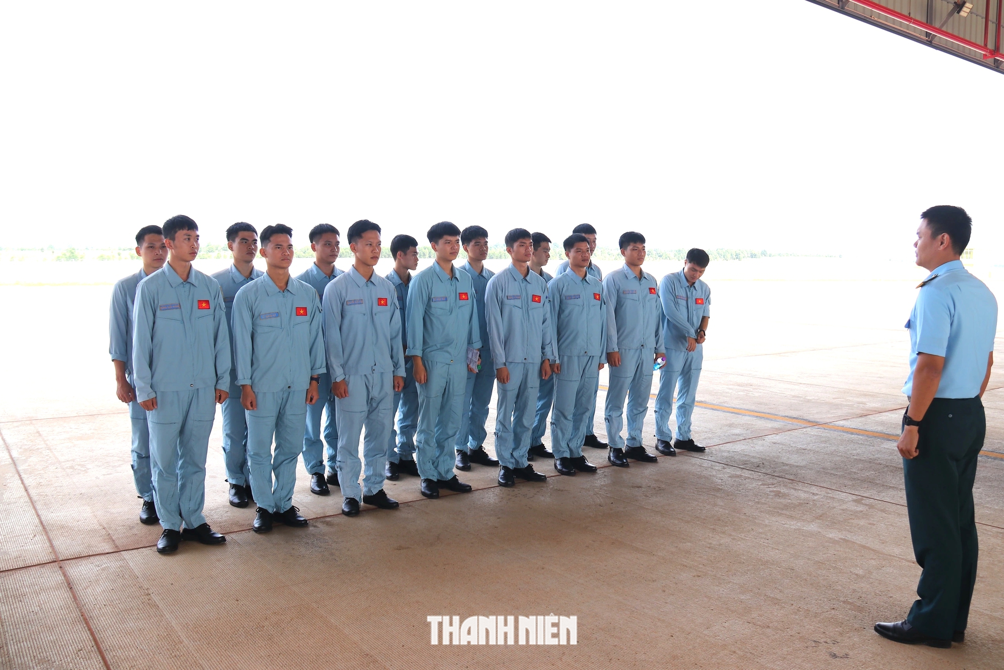Cận cảnh Trung đoàn 920 đào tạo phi công ở sân bay Phan Thiết - Ảnh 1.