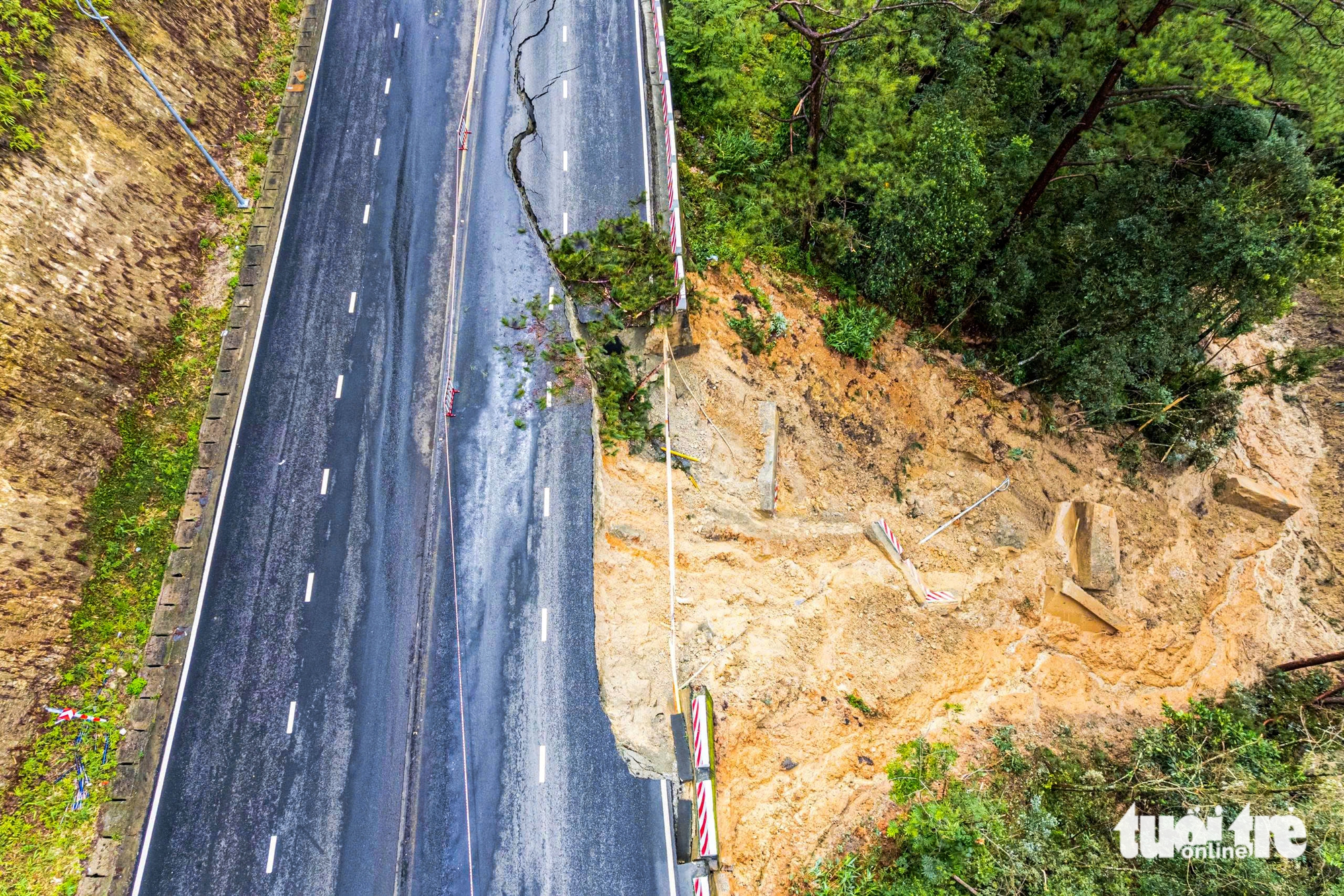 Cận cảnh 'dấu vết lạ' ở điểm sạt lở trên đèo Prenn Đà Lạt- Ảnh 1.