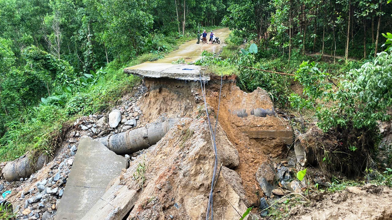 Cận cảnh đường huyết mạch sạt lở khiến 7.000 người dân bị cô lập nhiều ngày liền - Ảnh 1.