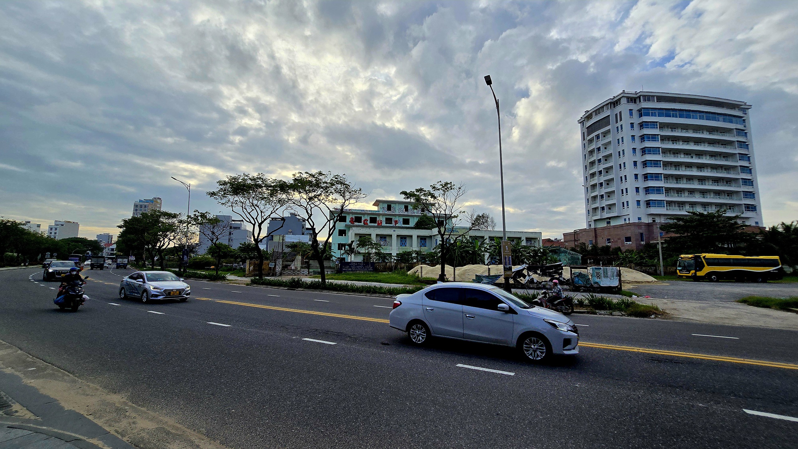 Bệnh viện bỏ hoang trên đất vàng ven biển Đà Nẵng trước thời điểm lên sàn đấu giá - Ảnh 1.