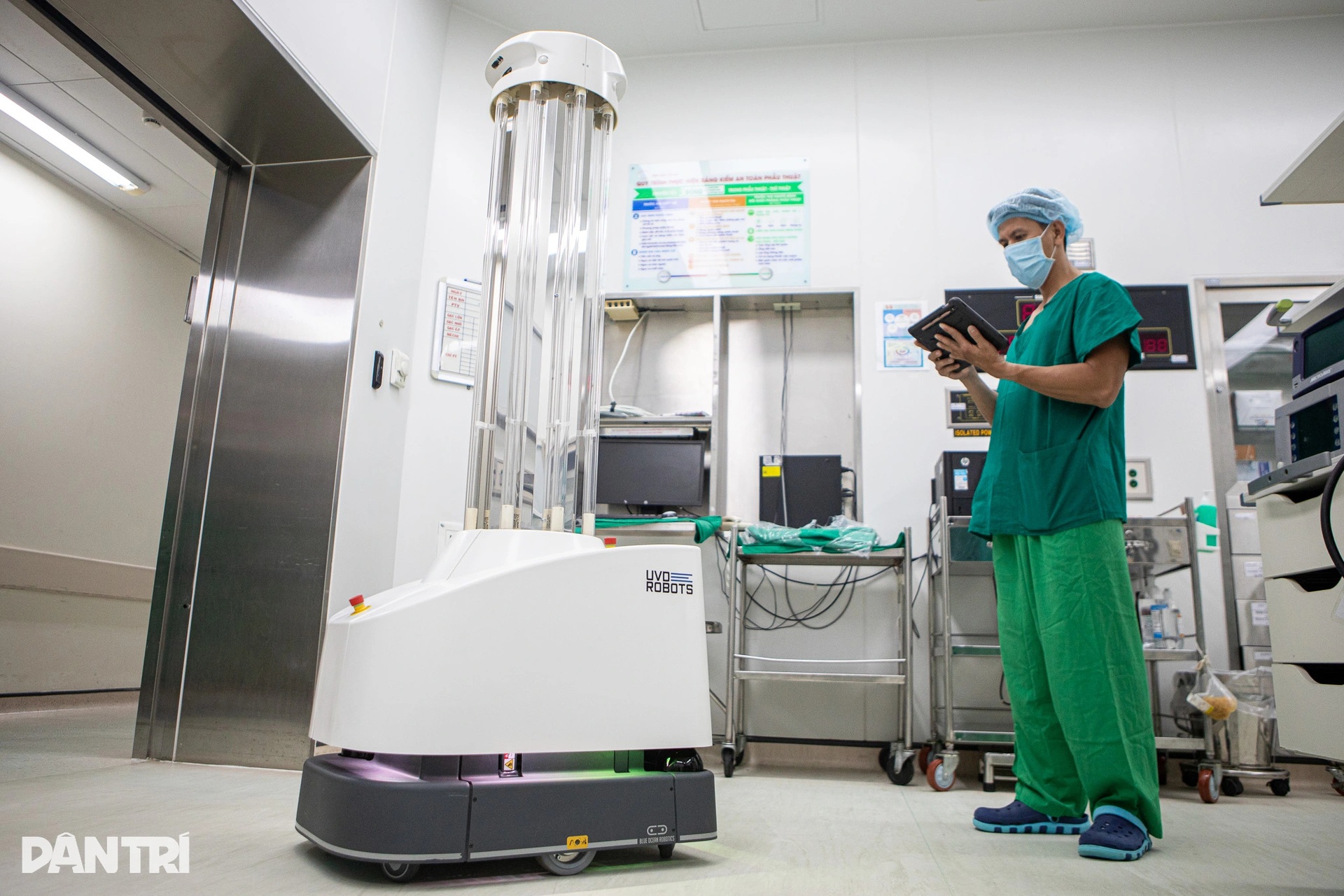 Cận cảnh robot tiền tỷ dùng UV diệt khuẩn phòng mổ đầu tiên ở Chợ Rẫy - 1