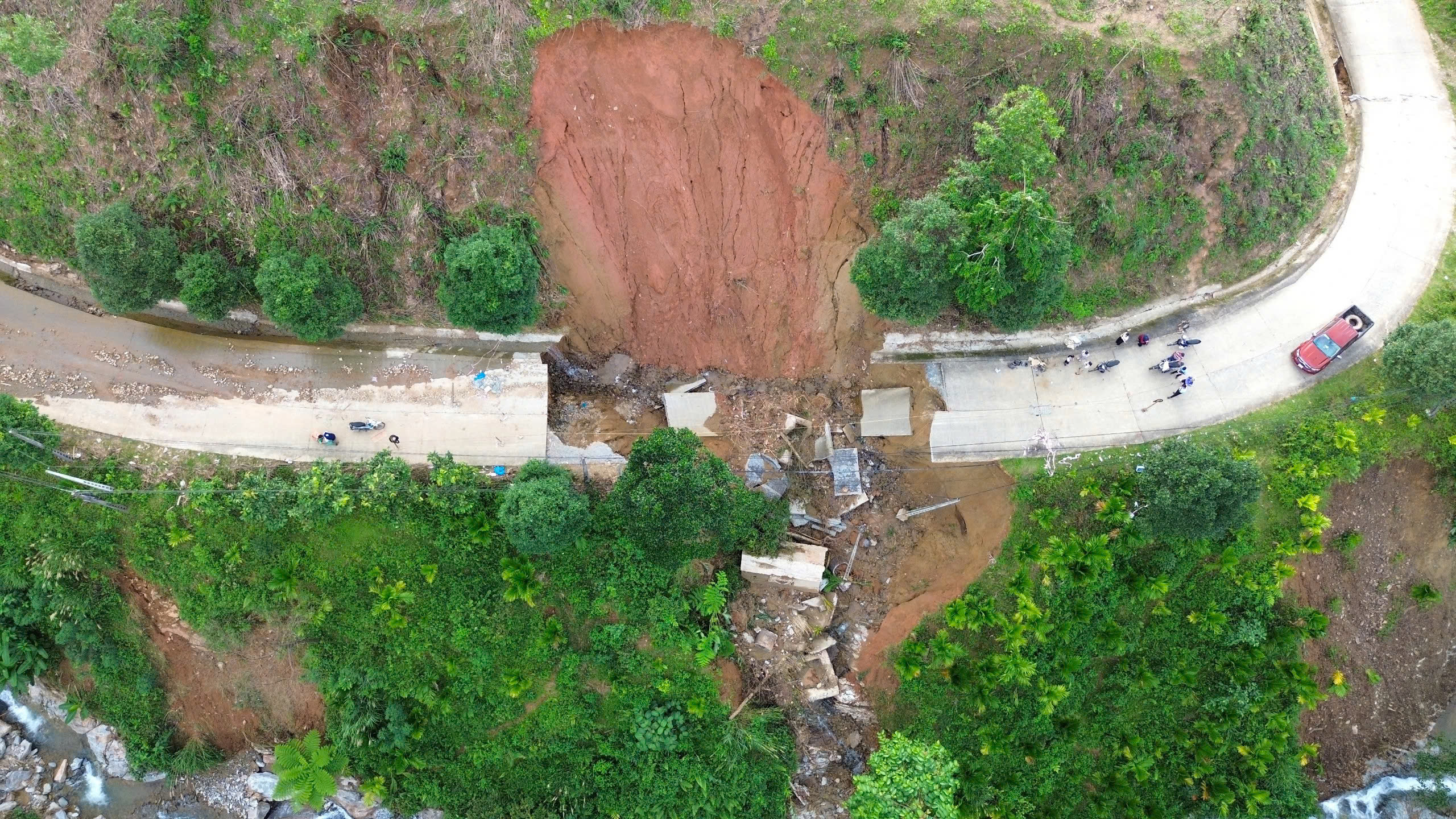 Cận cảnh đường ĐH83 bị sạt lở sâu hóm, hơn 1.000 hộ dân vẫn bị chia cắt - Ảnh 1.