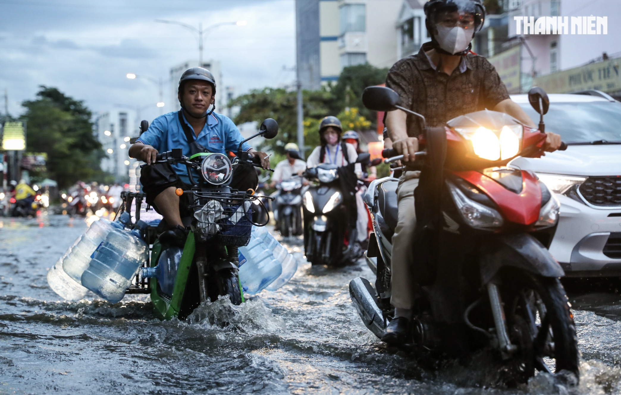 Cần làm gì khi xe máy điện ngập nước do lũ và triều cường? - Ảnh 1.