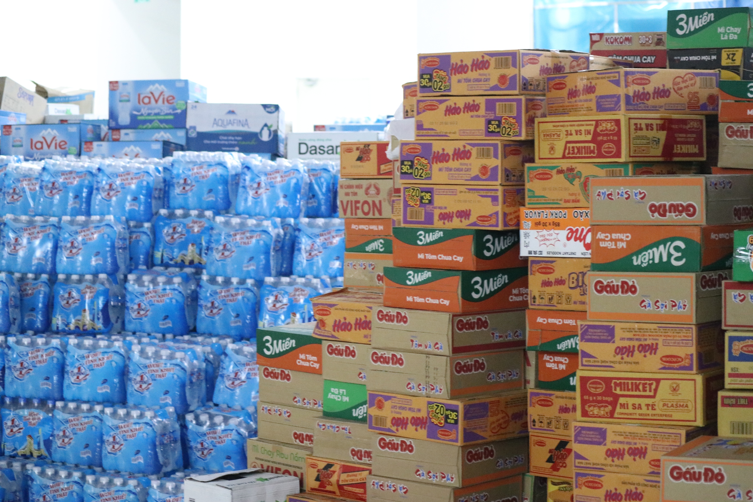 Cần người ngay sáng nay! 1 Kêu gọi khẩn cấp tình nguyện viên hỗ trợ tại các điểm tiếp nhận vật phẩm cứu trợ - Ảnh 1.