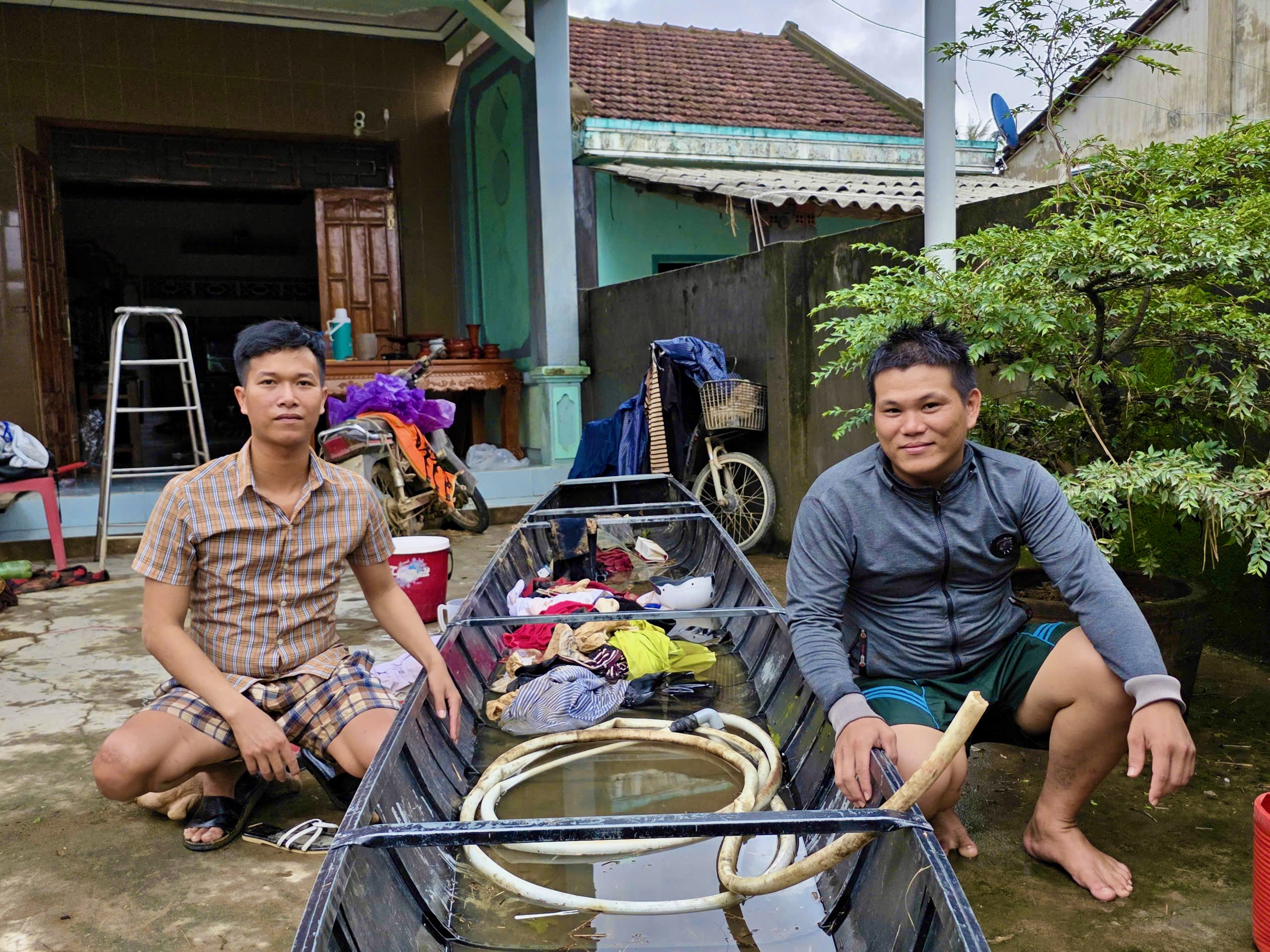 Chèo xuồng đến tê tay cứu đồng bào thoát lũ dữ- Ảnh 1. lũ - Ảnh 1.