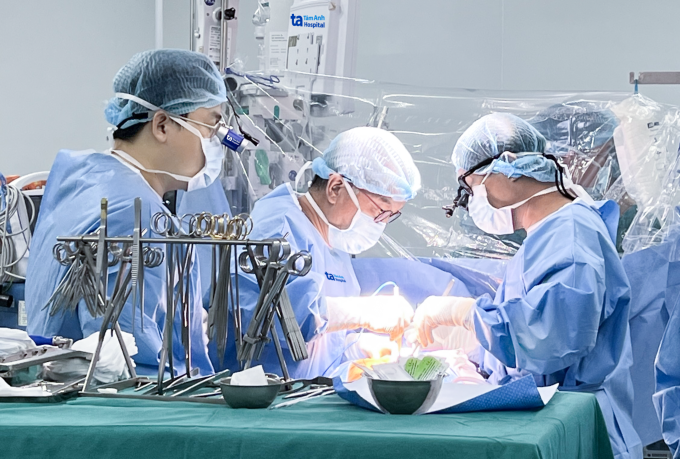 Bác sĩ phẫu thuật sửa chữa mạch máu tim cho bệnh nhân. Ảnh: Minh Huyền
