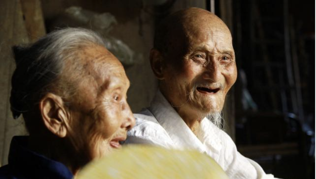 Sự thật phũ phàng tuổi xế chiều: Càng dựa vào con cái, càng dễ tổn thương- Ảnh 2.