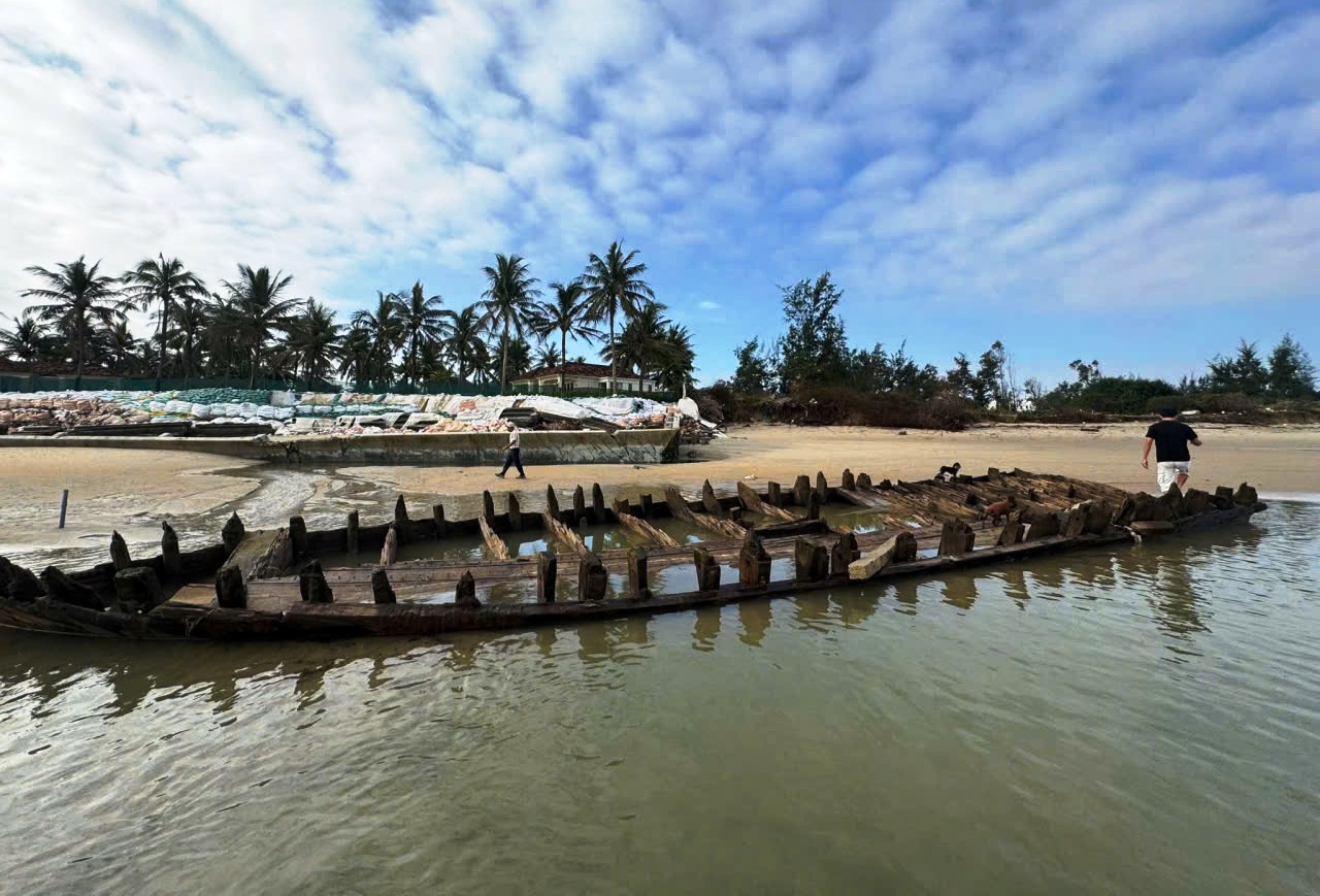 Tàu cổ phát lộ ở bờ biển Hội An: Cảng vụ Hàng hải Đà Nẵng lên tiếng- Ảnh 1.