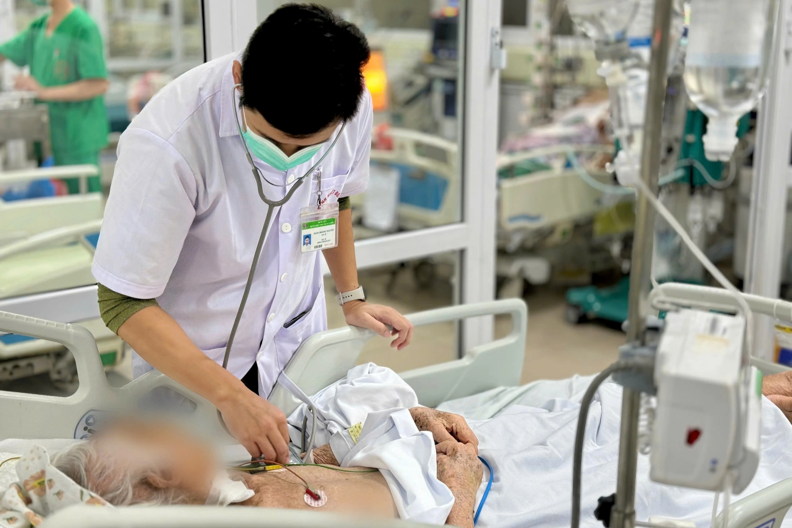 Cảnh báo bệnh chuyển mùa khiến người già gặp nguy hiểm - 1