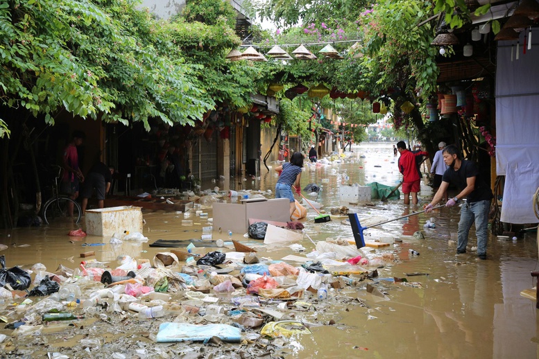 Mưa lũ miền Trung: Cảnh báo nguy cơ bùng phát bệnh da liễu - Ảnh 1.