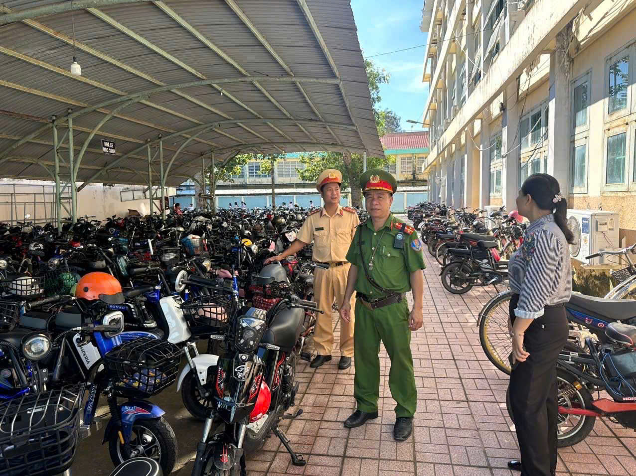 Cảnh sát giao thông TP.HCM phối hợp tổng kiểm tra các bãi xe trong trường học - Ảnh 1.