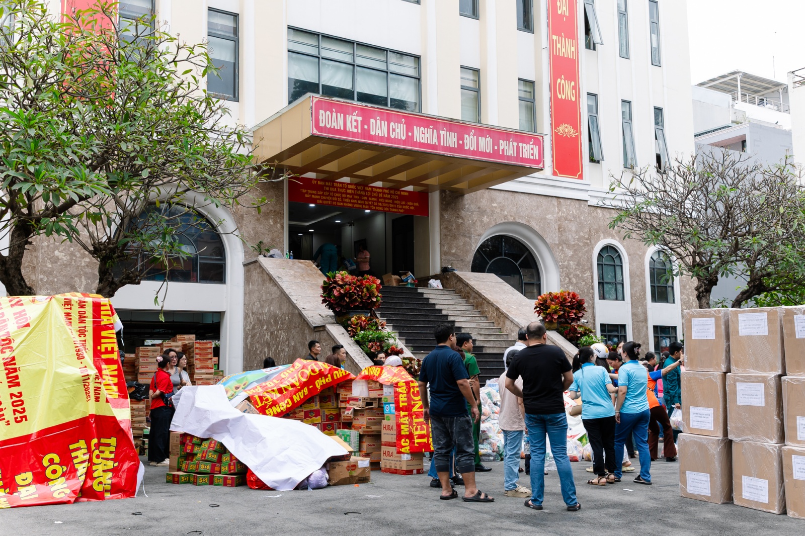 Cảnh tượng chưa từng thấy tại 14 nhà ga metro TPHCM- Ảnh 1.