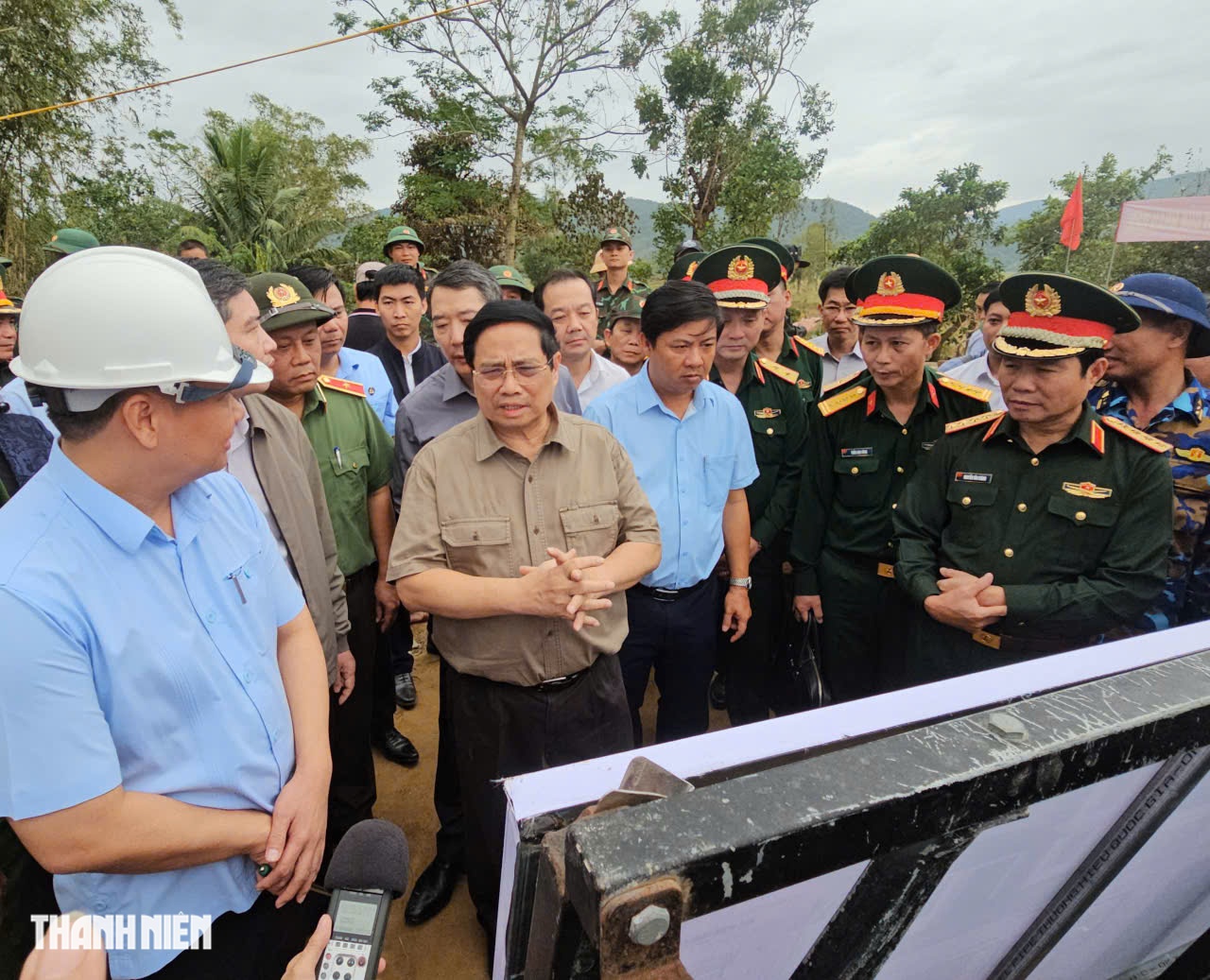 Thủ tướng Phạm Minh Chính: Cấp bách xây dựng nhà tránh lũ- Ảnh 1. Thủ tướng Phạm Minh Chính: Cấp bách xây dựng nhà tránh lũ- Ảnh 1.
