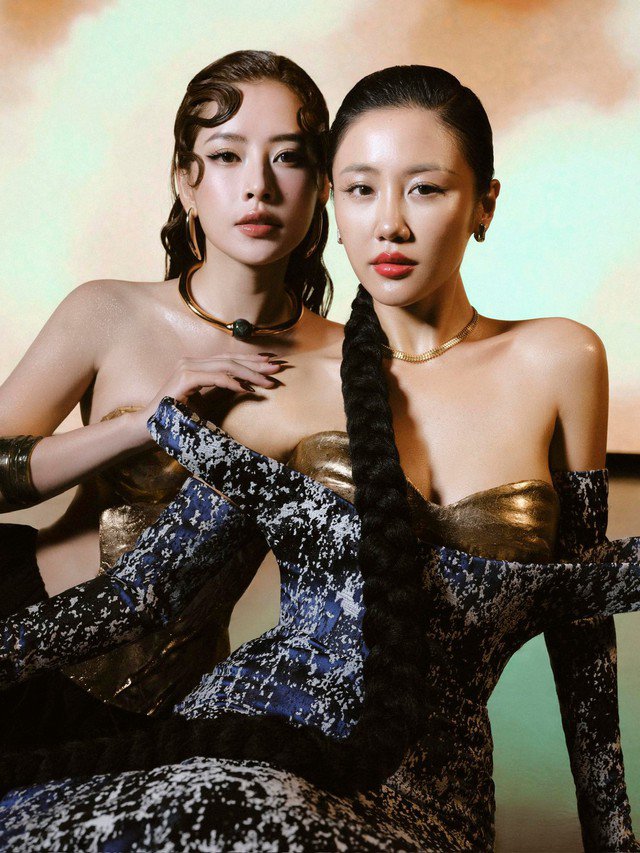 Văn Mai Hương và Chi Pu mới đây đã gây sốt mạng xã hội khi kết hợp cùng với nhau trong một dự án âm nhạc. Ngoài tài năng âm nhạc, cặp đôi còn gây chú ý bởi sắc vóc xinh đẹp.