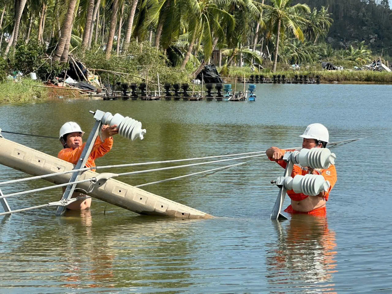 EVNCPC: Cấp điện trở lại cho hơn 1,19 triệu khách hàng sau bão số 13 Kalmaegi - Ảnh 1.
