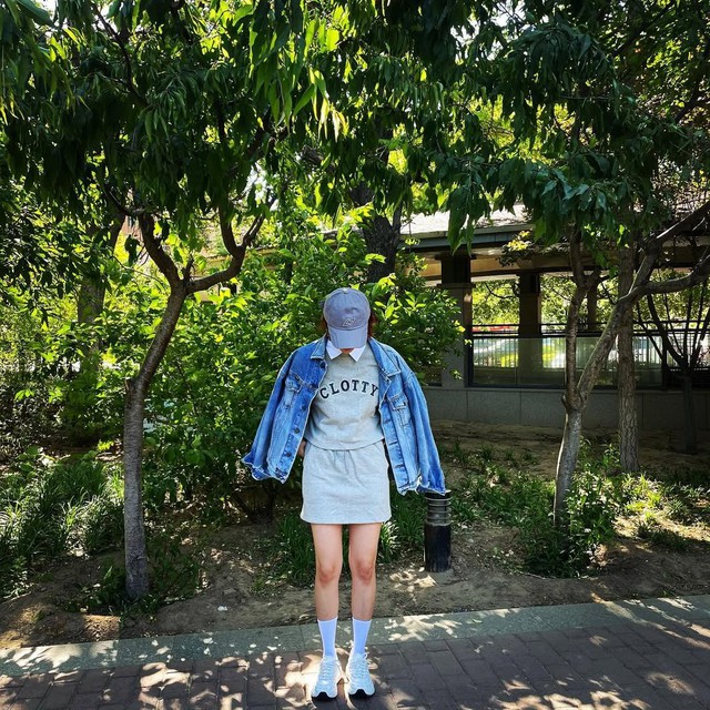 Bản phối denim và mũ lưỡi trai: Cặp đôi ‘bất bại’ của thời trang đường phố - Ảnh 1.