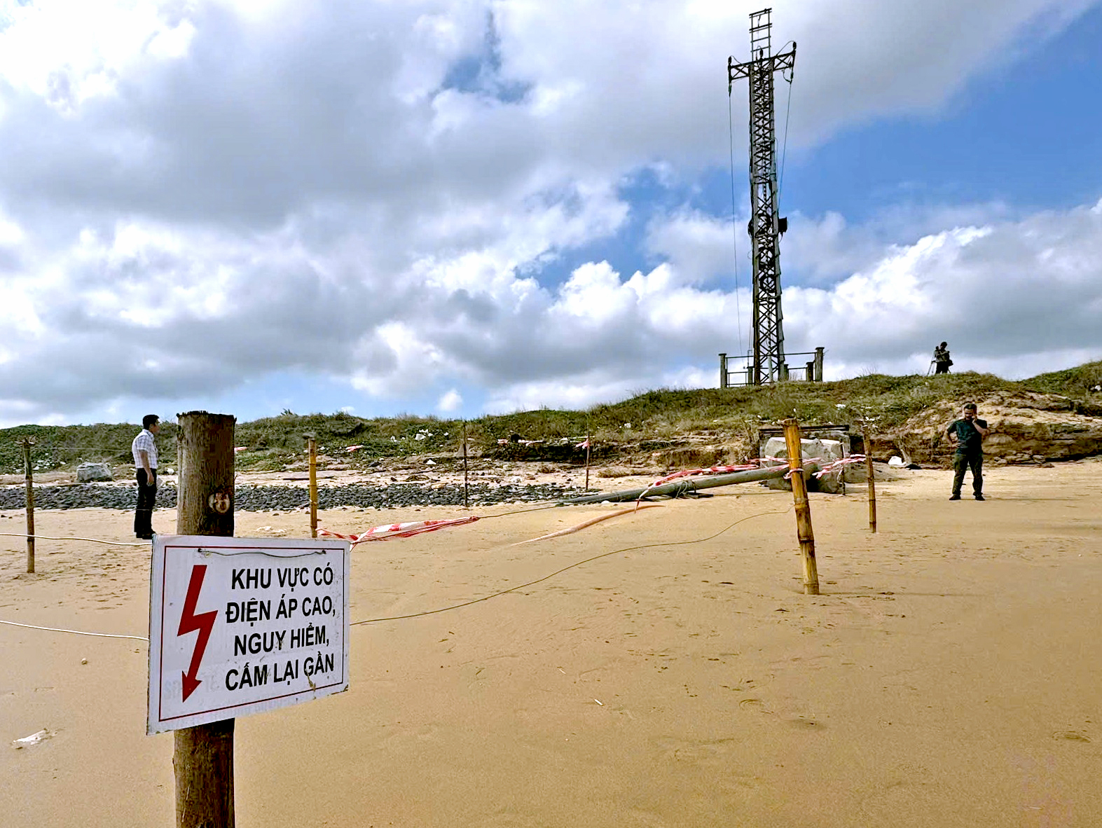 Cáp ngầm xuyên biển cấp điện cho đảo Lý Sơn bị triều cường gây sạt lở, lộ thiên 1 Cáp ngầm xuyên biển cấp điện cho đảo Lý Sơn bị triều cường gây sạt lở, lộ thiên - Ảnh 1.