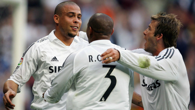 Ronaldo De Lima, Roberto Carlos và David Beckham (phải) mừng bàn khi còn chơi cho Real năm 2005. Ảnh: EFE