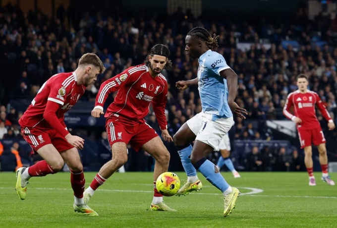Doku (áo xanh) đi bóng trong trận Man City 3-0 Liverpool ở vòng 11 Ngoại hạng Anh hôm 9/11. Ảnh: Reuters