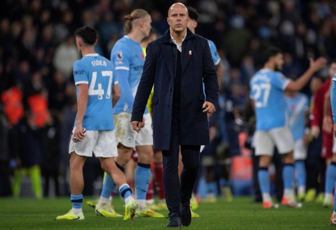 Slot trầm tư sau trận Man City 3-0 Liverpool ở vòng 11 Ngoại hạng Anh hôm 9/11. Ảnh: Imago