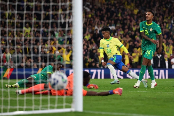 Estevao (áo vàng) mở tỷ số trận Brazil 2-0 Senegal ở London, Anh tối 15/11. Ảnh: AFP