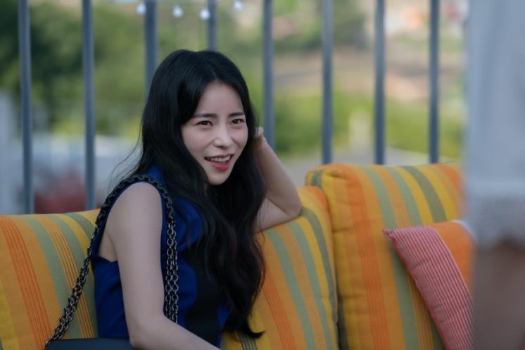 Nữ phản diện phim The Glory ở hiện tại: Cắt tóc ngắn cực trẻ xinh, style tuổi U40 tuyệt đẹp- Ảnh 1.