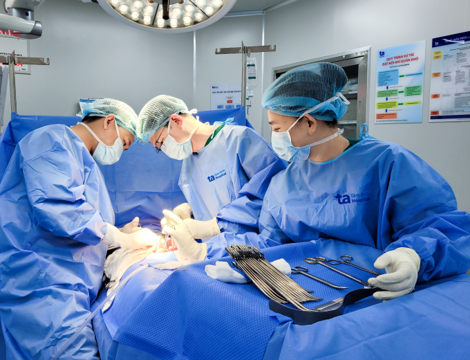 Êkíp bác sĩ phẫu thuật cắt tử cung cho người bệnh. Ảnh: Ngọc Châu